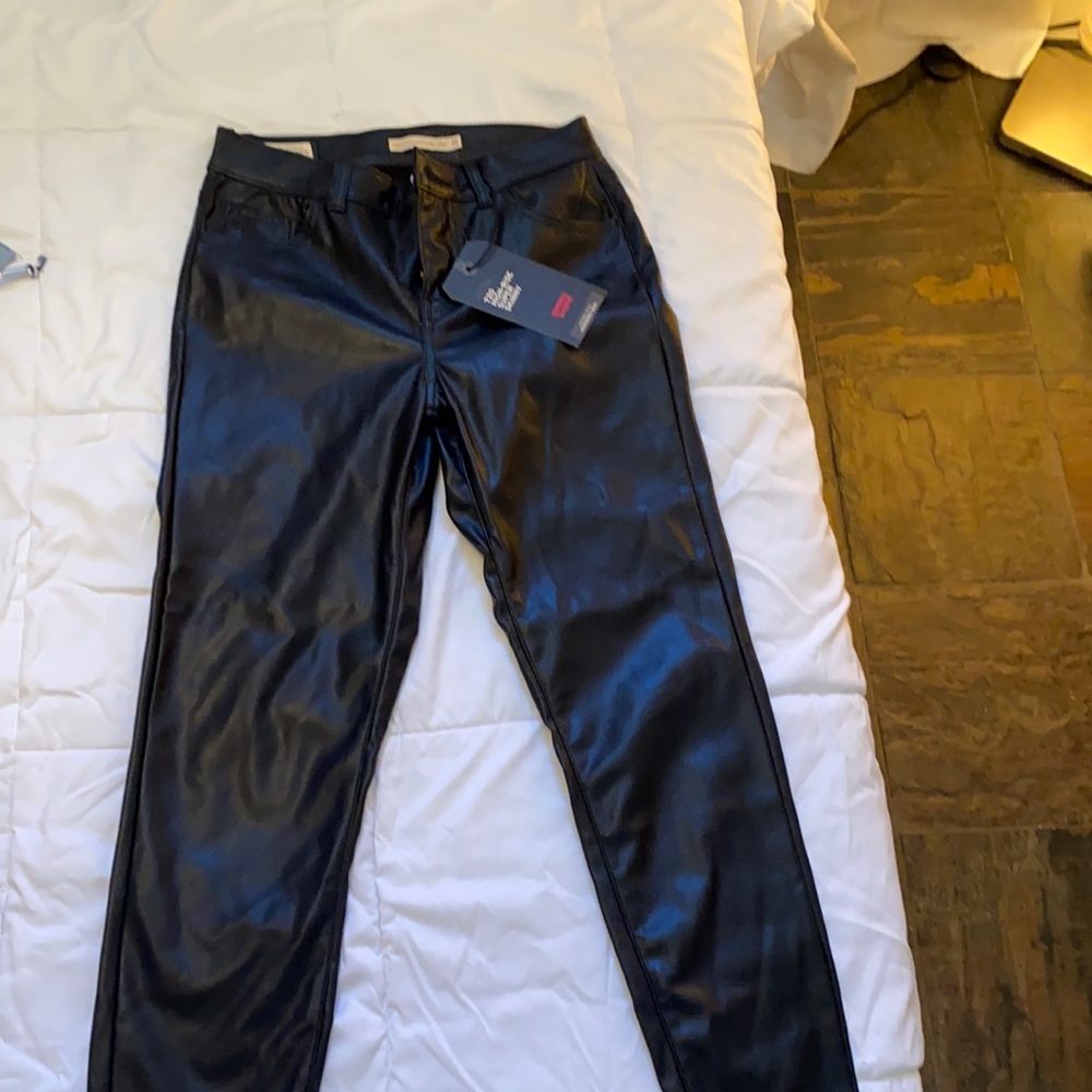 Black Levi’s 720 High Rise Super Skinny Ankle